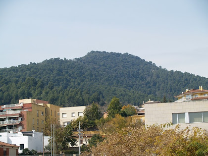 El Montpedrós des de la Plaça del Pi Tallat de Santa Coloma de Cervelló