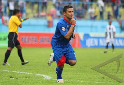 Arema vs Persidafon = 5-2 , Hattrick El Loco