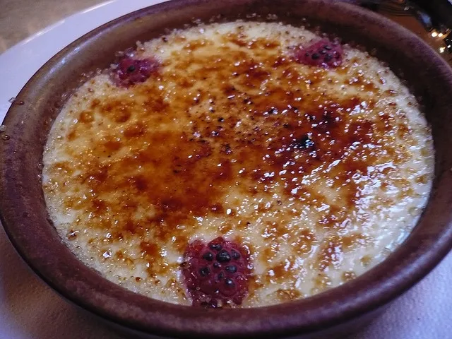 crème brulée, dessert sans gluten au chocolat blanc et framboises