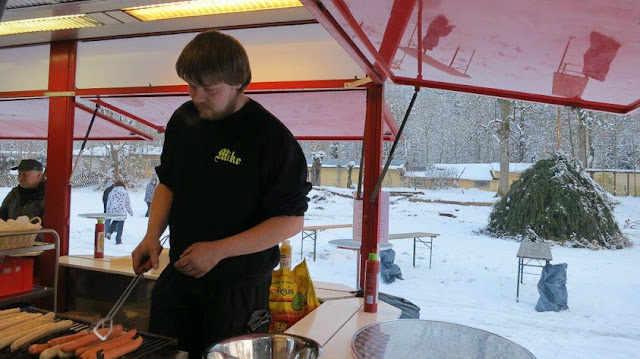 Unser Problemlöser in action: Mike am Grill