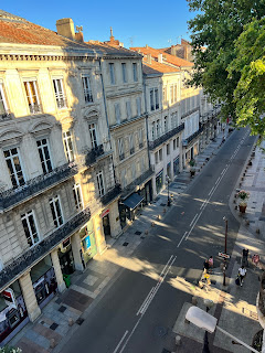  foto de outra rua comercial visto a partir de janela do nosso hotel  