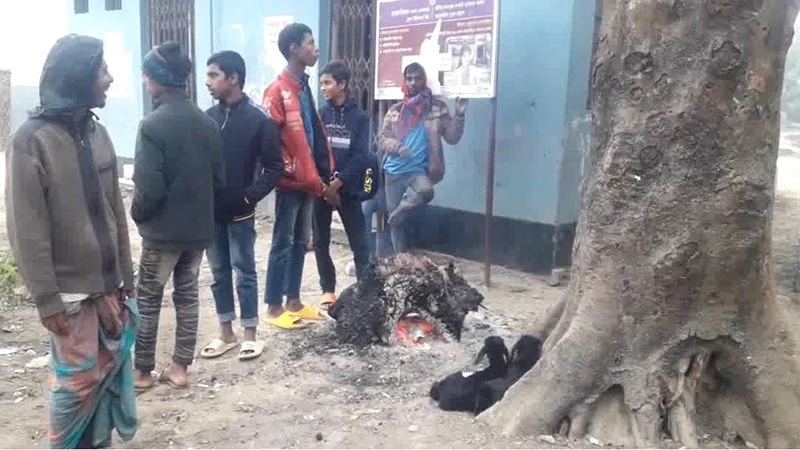 রৌমারীতে কনকনে ঠান্ডা ও শীতে কাবু নিম্ন আয়ের মানুষ