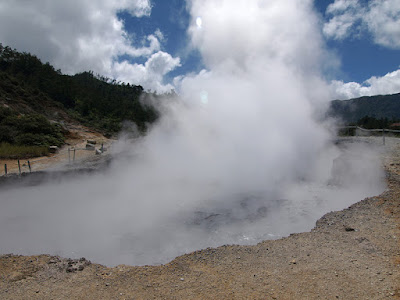 Legenda Kawah Sikidang dan Bocah Rambut Gimbal di Dieng Legenda Kawah Sikidang dan Bocah Rambut Gimbal di Dieng