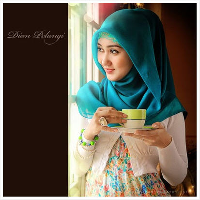 : Hijab Style: Dian PelangiSuci Shawl Scarf