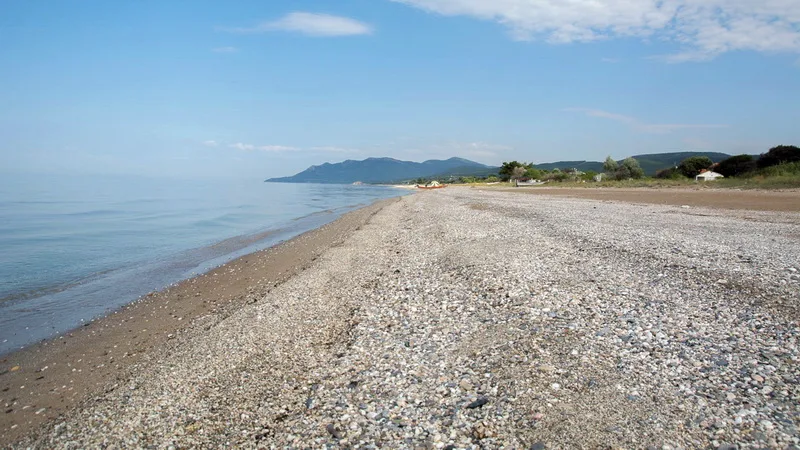 Μια παραλία ερημική και ν' απλώναμε εκεί της ζωής μας το βήμα