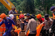 Kabid Humas Polda Jabar : Dalam Pencarian Dan Evakuasi Korban Tertimbun Longsor Di Cianjur, Polri Bersama Tim Gabungan Temukan 2 Jenazah.