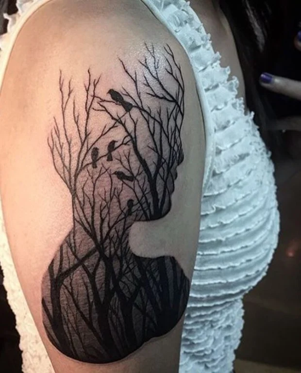 impresionante tatuaje de un arbol en el brazo de una chica