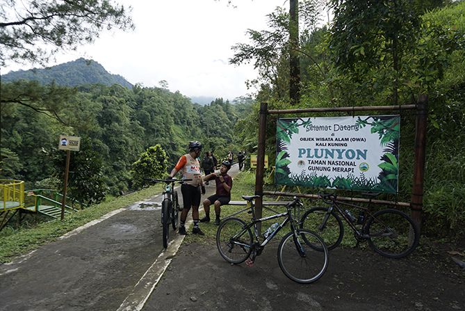 Sampai di Jembatan Plunyon Kalikung