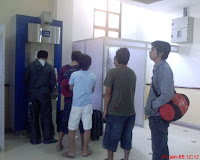 Orang menyebalkan saat ambil uang di ATM, antri ATM, Antrian di ATM