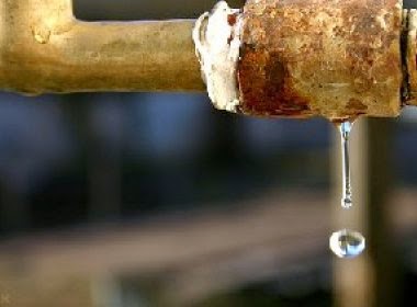 Relatório mostra que 37% da água tratada no Brasil é perdida antes de chegar às torneiras