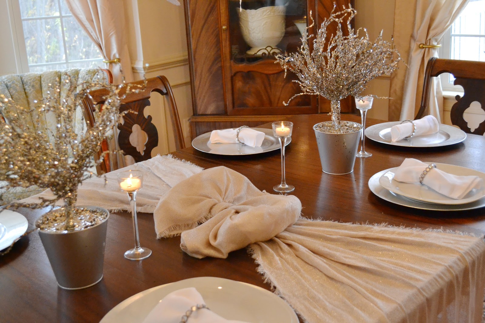 Pretty In the City Annapolis: Silver and White Holiday Decor Ideas!