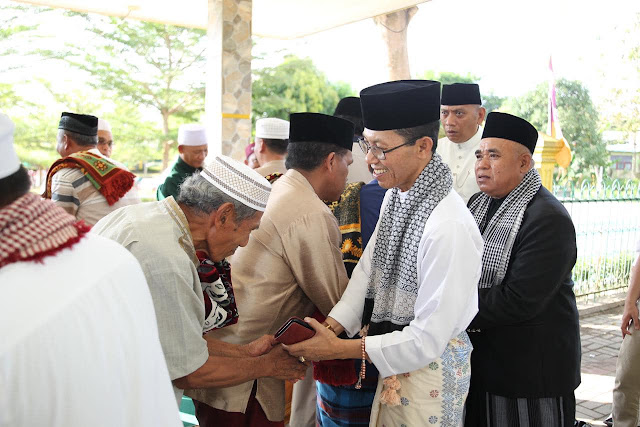 BATAM, Realitamedia.com – Momentum lebaran Idul Fitri 1444 H, harus dijadikan untuk meningkatkan spirit kebersamaan dan kesalehan sosial menyongsong Batam yang semakin hebat.  Demikian disampaikan Wakil Walikota Batam Amsakar Achmad saat melaksanakan Salat Idul Fitri 1444 Hijriah istrinya yang juga Ketua 1 TP PKK Kota Batam Erlita Sari Amsakar di Masjid Darul Gufron Sagulung, (22/4/2023).   "Atas nama pribadi, keluarga dan Pemerintah Kota Batam saya mengucapkan selamat Idul Fitri," kata Amsakar dihadapan ratusan jamaah yang melaksanakan Salat Idul Fitri 1444 Hijriah di masjid tersebut.   Kemudian Amsakar mengharapkan semoga Idul Fitri mempertautkan hati kita. Semakin menumbuhkan solidaritas juga soliditas serta memperkecil riak-riak dan perpecahan.   “ Mari memperkuat rasa kesatuan," ajaknya.  Persatuan dan kebersamaan sejatinya telah terbukti andil dalam perkembangan Batam. Untuk hal ini, Amsakar mengucapkan terima kasih kepada segenap masyarakat Kota Batam.  Sejumlah capaian pembangunan kini sangat mudah ditemui, pertumbuhan ekonomi juga signifikan meningkat dari waktu ke waktu. Tak hanya itu, angka kemiskinan semakin mengecil jauh lebih baik Nasional dan Kepri. Hal lain juga Indeks Pembangunan Manusia yang terbaik di Kepri dan nomor empat se-Sumatera.  Amsakar menyadari semua capaian itu masih dirasakan belum cukup. Karena itu, Walikota Batam Muhammad Rudi dan dirinya terus menggesa pembagunan, seperti infrastruktur baik skala makro atau mikro.  "Semuanya itu bentuk pertanggungjawaban atas amanah yang dititipkan masyarakat dipundak kami. Dan capaian ini, berkat dukungan semua pihak. Saya mengucapkan terima kasih atas kontribusi kolektif masyarakat," ujarnya.  Pelaksanaan Salat Ied di lokasi ini sendiri berlangsung khusyuk. Ribuan jamaah memadati area masjid. Amsakar bersyukur, Ramadan berjalan dengan baik dan pada akhirnya dipertemukan kembali dengan hari yang fitri.   "Ramadan telah menjadi spirit yang sangat luar biasa bagi kita untuk meningkatkan amal ibadah. Dan mudah-mudahan akan membawa kita pada derajat yang taqwa," sebut dia.  Selanjutnya, Amsakar berharap semerbak Ramadan membekas di bulan-bulan berikutnya.  "Mari warga Batam, jaga Baatam sebagai rumah kita bersama. Kitalah yang menjaga dan merawatnya," pungkasnya.