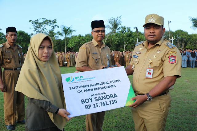 Walikota Tanjungbalai H M Syahrial,SH,MH saat menyerahkan santunan kematian dari BPJS Ketenagakerjaan kepada ahli waris atau isteri dari Alm.Boy Sandra di halaman Kantor Walikota Tanjungbalai, Senin (5/2)Hal itu diungkapkan Walikota Tanjungbalai H M Syahrial,SH,MH dalam Apel Gabungan di Halaman Kantor Walikota Tanjungbalai.