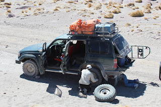 Bolivie, une crevaison de notre 4x4 dans le désert du Sud Lipez