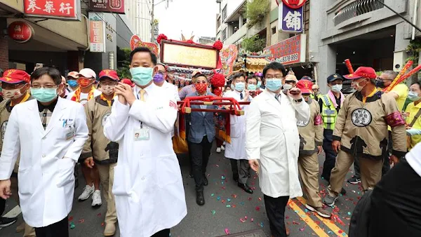 ▲大甲媽鑾轎今(15)日上午回鑾行經員林宏仁醫院，醫院派出醫師抬轎，成為罕見的吸睛畫面。（圖／宏仁醫院提供）