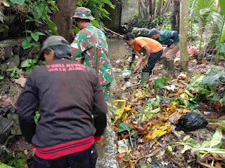  Satgas Citarum Harum Sektor-11 Sub 1 Melaksanakan Pembersihan Sampah di Saluran Selokan Warga