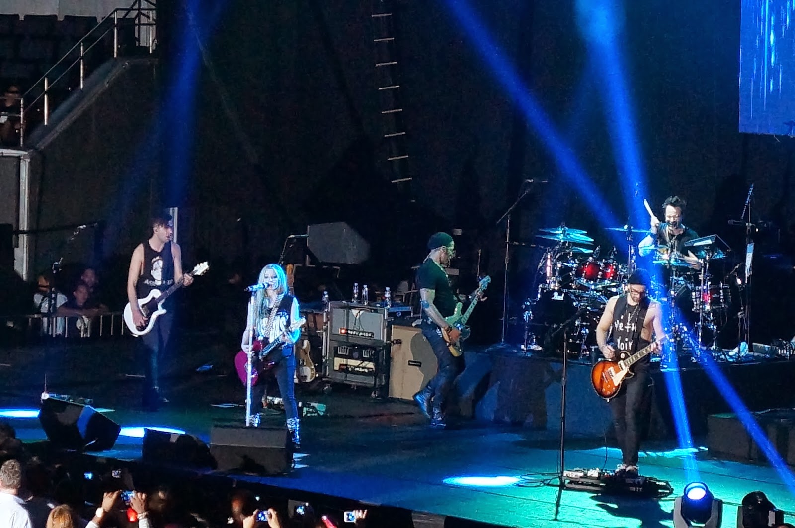 Avril Lavigne Surprises Audience With Chad Kroeger Duet Live At