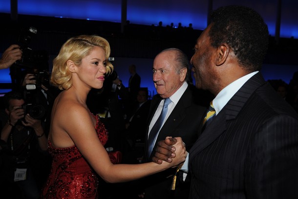 Joseph Blatter, Shakira e Pelé durante a entrega da Bola de Ouro