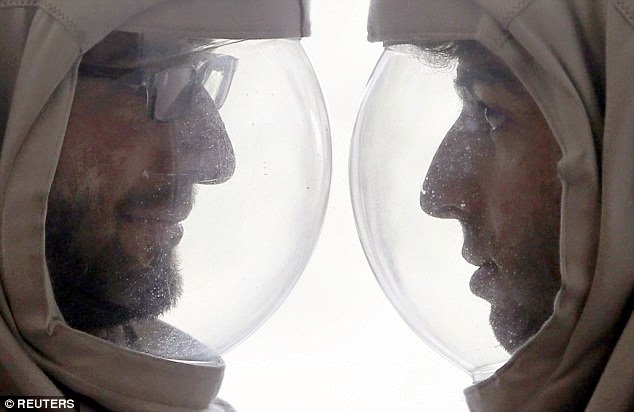 2 pria kembar Perancis hanya bisa keluar dengan topeng astronot