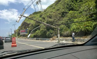 O poste que partiu na Avenida Oceânica