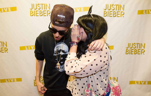 Foto Hot Kelakuan Justin Bieber Sama Fans Nya - http://lintasjagat.blogspot.com/