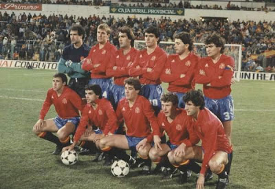 Zubizarreta, Maceda, Goicoechea, Michel, Gordillo,Camacho. Abajo:Victor, Tomás, Rincón, Butragueño y Quique