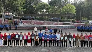 Bupati Lamsel Serahkan Sertifikat Gratis Kepada Penerima Bantuan Bedah Rumah