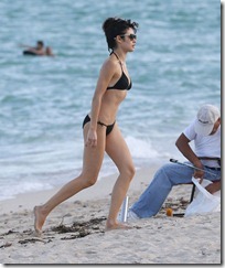 Olga-Kurylenko-Wearing-Sexy-Black-Bikini-At-The-Beach-In-Miami-04