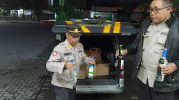   Jelang Ramadhan, Polsek Purwokerto Selatan  Sikat Ratusan Botol Miras