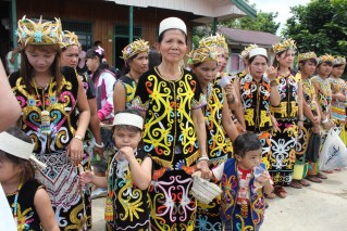 Mengenal pakaian  suku Dayak PakarSandang Berbagi Info 