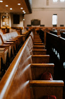 scaune goale dintr-o biserică, foto de Kelly Sikkema - unsplash.com