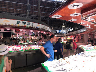 生ハムと生魚の食べ歩きマーケット〜ボケリア市場/La Boqueria〜