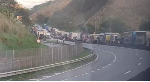  Caminhoneiros fecham rodovias pelo país em protesto contra vitória de Lula