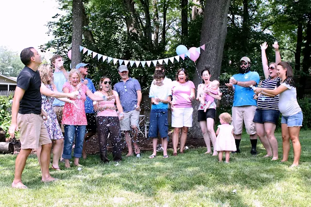 Gender reveal confetti poppers