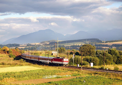 Locomotora cruza por paisajes naturales de la zona rural