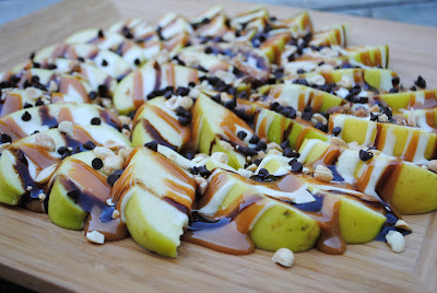 Apple Nachos: a delicious snack to feed a crowd. Top apples with chocolate, caramel, marshmallow and nuts #apple @shugarysweets