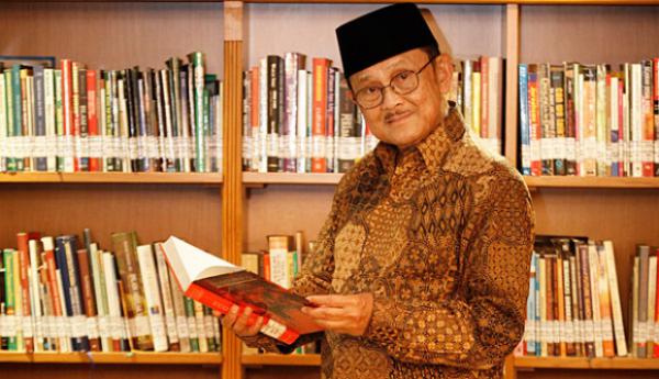 Subhanallah :: Miliki IQ 200, BJ Habibie Jadi Muslim Tercerdas di Dunia. Silahkan Bagikan...!!!