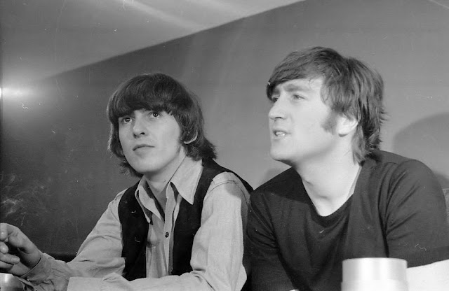 George Harrison y John Lennon