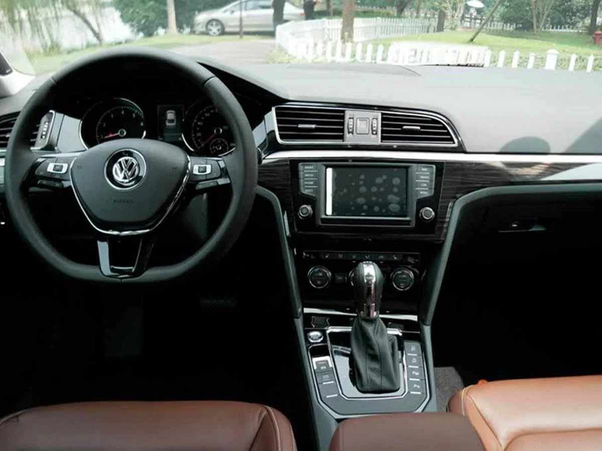 Volkswagen Lamando - Golf Sedã