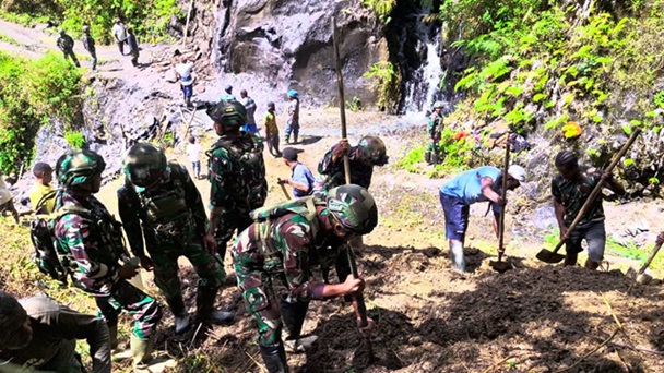 Gotong Royong Satgas Yonif 521/DY  Karya Bhakti Perbaikan Jalan di jalur Distrik Eragayam