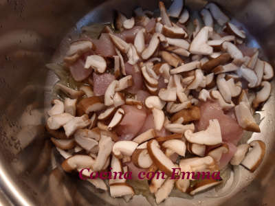 Sopa china de pollo con pak choi y shiitake