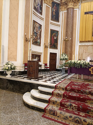 Decoración floral de ceremonia religiosa en la iglesia de Ribarroja