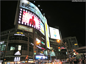 Dundas Square, Toronto