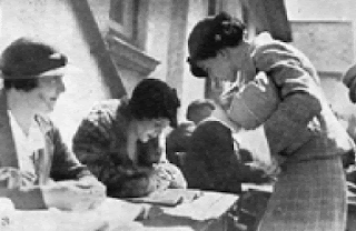 Resultado de imagen para fotos de mujeres antiguas votando