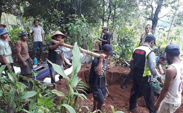 SEJUMLAH MAKAN AMBROL TEGERUS LONGSOR DAN JATUH KE SUNGAI CIRANGGONG 