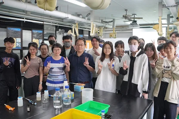 ▲大葉大學藥保系舉辦美粧品調配與膚質檢測體驗工作坊。（記者林明佑翻攝）