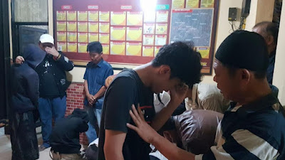 Garang Dijalan, 8 Pelajar Geng Motor Mewek di Polsek Cisaat Dihadapan Orang Tua