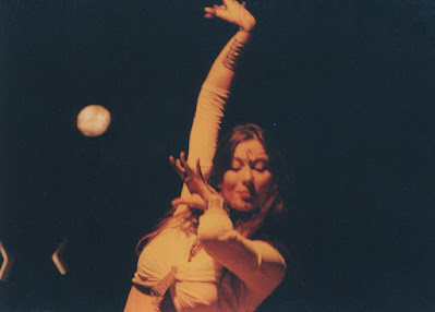 Associazione Culturale Orchestés "ARDVI SURA ANAHITA"  TEATRO TENDA PIANETA, 2003   Danza Dea Madre Nell'ambito di "Sura, o dell'ebbrezza divina". Lo spettacolo "Ardvi Sura Anahita" nasce come prosecuzione del primo "Devi - Inno alla Dea Madre", ambedue prodotti per "Off Broadway " 2003 e 2004 (Mediascena Europa), riprendendone e sviluppandone alcuni spunti particolari inerenti all' indagine sulla spiritualità femminile concepita in modo istintivo, corporeo e primordiale.  Prende quindi il titolo dal nome dell'antica divinità persiana (i cui attributi erano infatti "umida, fertile e feconda") che presiedeva alle acque, Dea celeste fonte di tutte le acque terrestri, elemento che domina sovrano nelle danze mediorientali, caratterizzate da un moto fluido, ipnotico ed arcaico. Una Dea delle Acque quindi, per una danza anticamente legata ai culti della fecondità i cui moti circolari riportano ad un vissuto arcaico e non lineare del tempo. Lo spettacolo si sviluppa in una serie di quadri che alternano canti, danze e recitazione mirando a suggerire un panorama quasi onirico della spiritualità femminile: dal piacere corporeo di un gruppo di ragazze che giocano con le gonne, all'estasi liberatoria delle danza vorticose, al rapporto con quel "velo" che tutto copre. Viene quindi utilizzato un linguaggio sincretico che mira a rivalutare la bellezza di questa antica tecnica, liberandola da forme parodistiche pseudo-orientali, se non addirittura cabarettistiche, in cui la cultura attuale sembra relegarla. Non più "movenze femminili", ma la ricerca del movimento potente, che ridia alla donna la sensazione di un femminile totale, multiforme e spiritualizzato, aldilà del confine in cui ogni cultura ha sempre cercato di rinchiudere queste "acque mutevoli".  Coreografia e regia: Marialuisa Sales;  Interpreti:  Daniela Cipriani; Carlotta Facchini; Marialuisa Sales; Paola Stella;  Giovanna Leva Joglekar (per il brano di Fusion);  Attrici-Danzatrici:  Camilla Triolo; Giovanna Genovese;  Testi: liriche dei poeti classici Rumi, Jami;  Decorazioni: Paola D'Alberti Repliche per  "Terzo Festival di Danza Multietnica" di Roma (2004);  "San Lorenzo, Arte in Movimento" (2004) (CLICCARE SULLA PRIMA FOTO PER APRIRE LA VISUALIZZAZIONE)