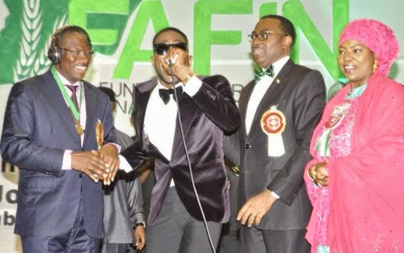 04 President Jonathan Rocks Dbanjs Beats By Dre Headphone [See Photo]