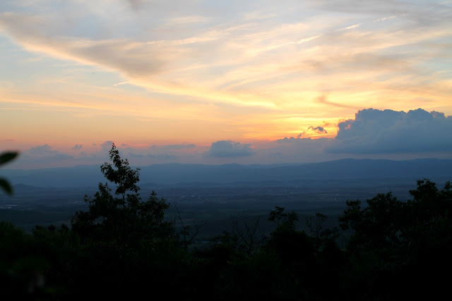 A breathtaking sunset from the Massanutten Overlook at Massanutten Resort. #BlueRidgeBucket #Trekarooing